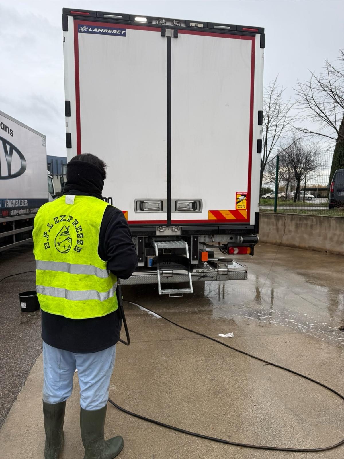 Poids lourd frigorifique après nettoyage NPL Expresse PACA