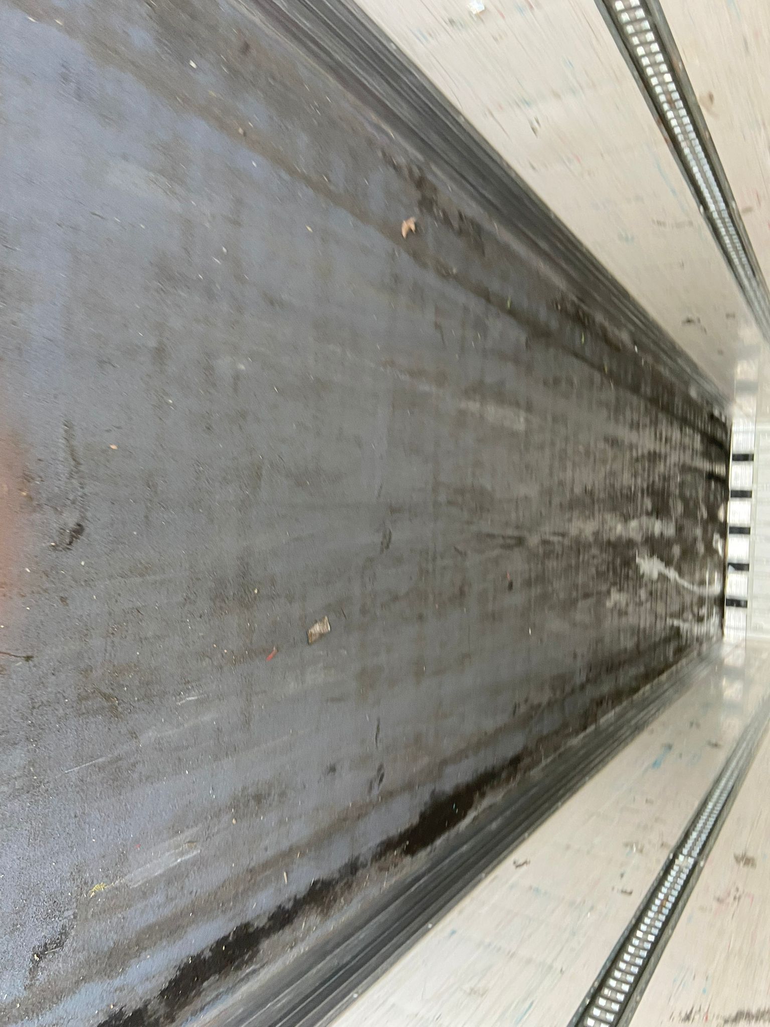 Avant nettoyage remorque intérieur camion