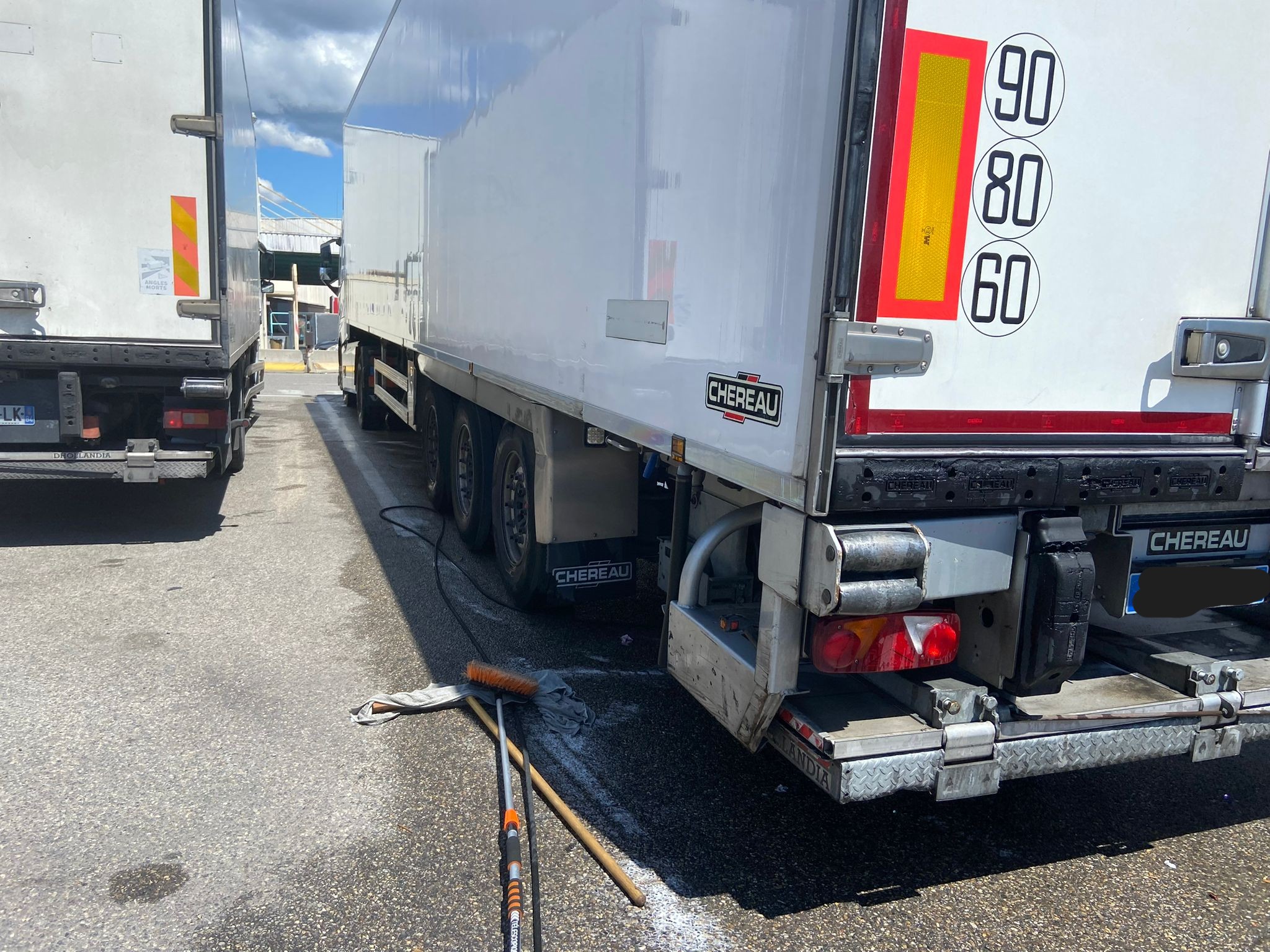 fintion de nettoyage camion avec cire